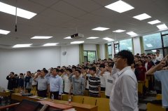 学院党委向每位结业生赠送了闻邦椿院士所著的